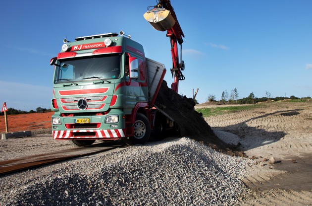 Lastbil, der læsser jord af ved Hyldager Bakker.
