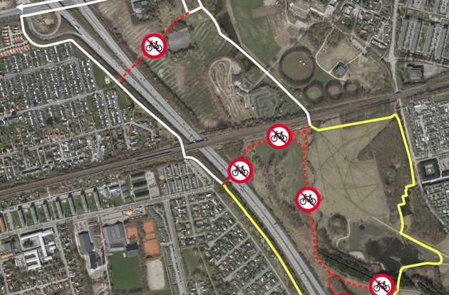 Kort over området ved Hyldager Bakker, hvor der er markeret hvilke cykelstier, der er spærret. Der er også indtegnet alternative ruter, enten via Roskildevej eller Hyldagerparken
